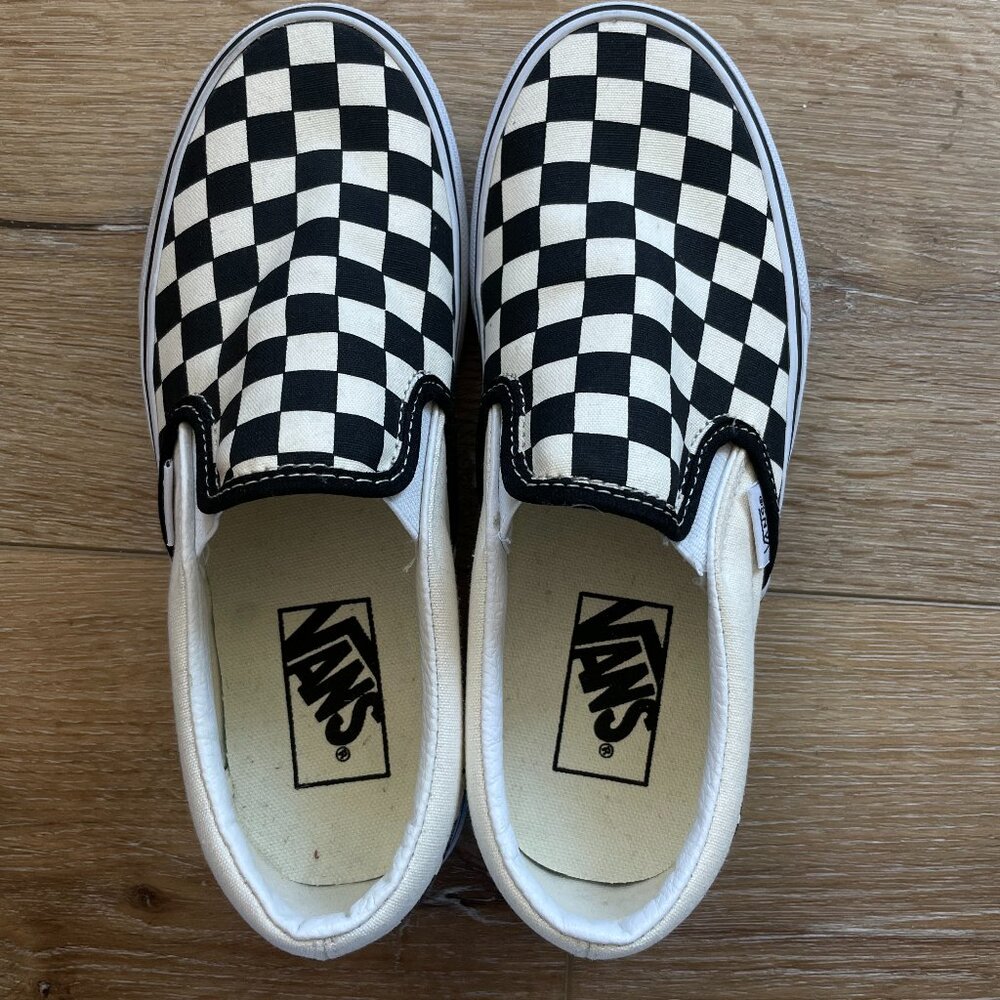 *NWOT* Black & white checkered slip-on Vans boy’s size 4/women’s size 5.5.